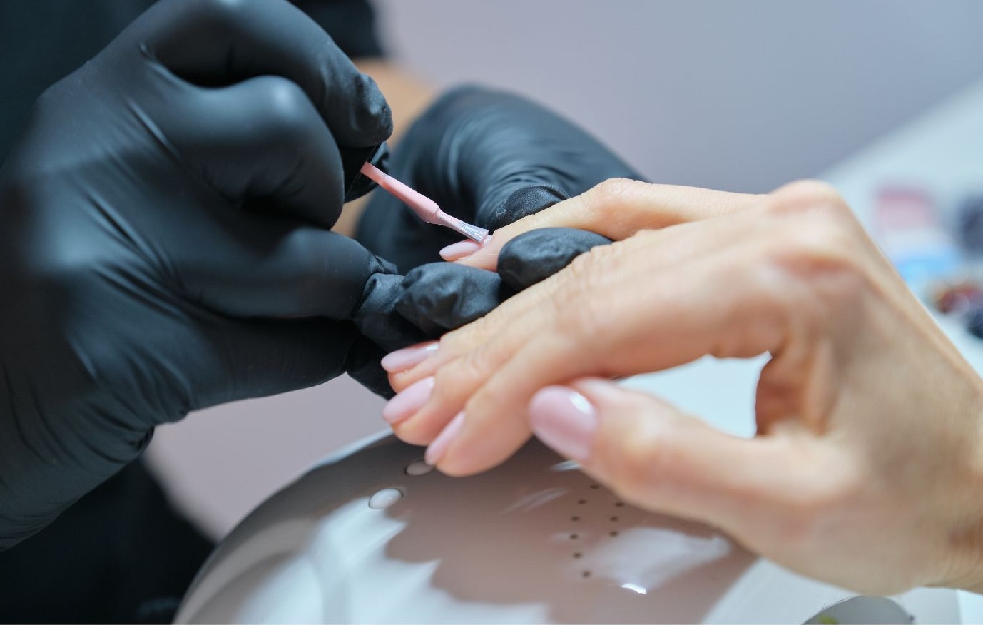 Manicura de precisión en salón certificado EMM
